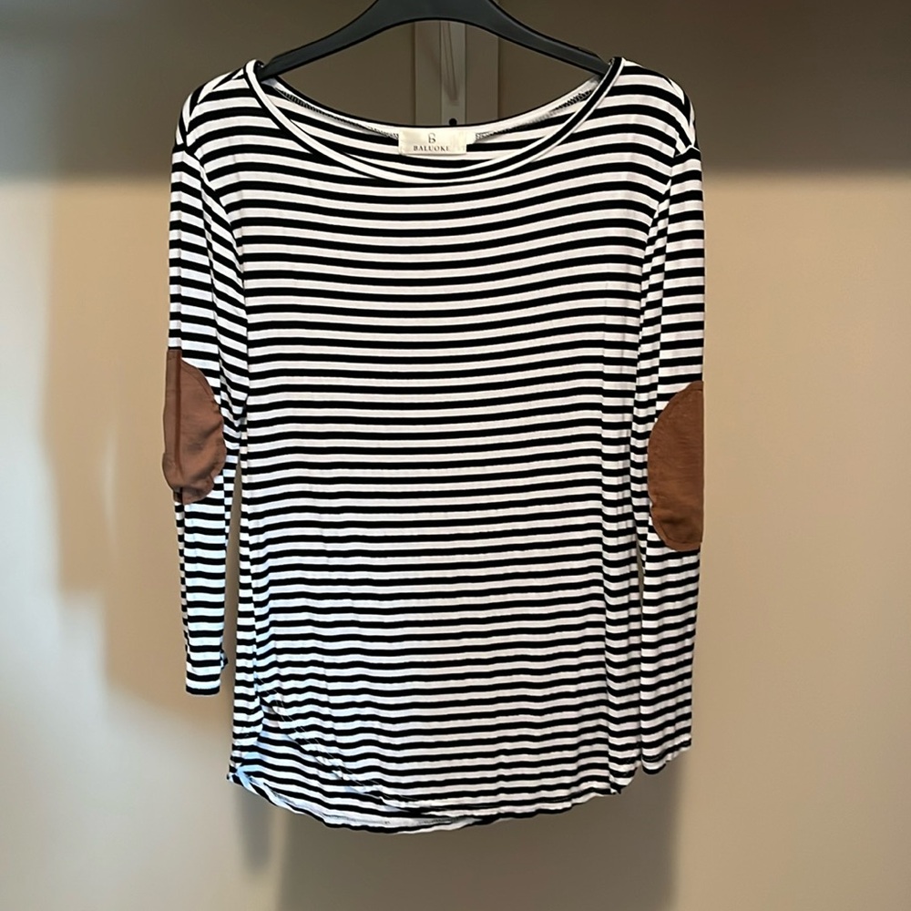 Black and White Fitted Graphic Blouse